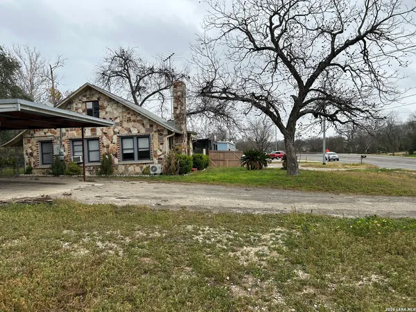 $1,395 | 816 South Austin Street, Seguin, TX 78155