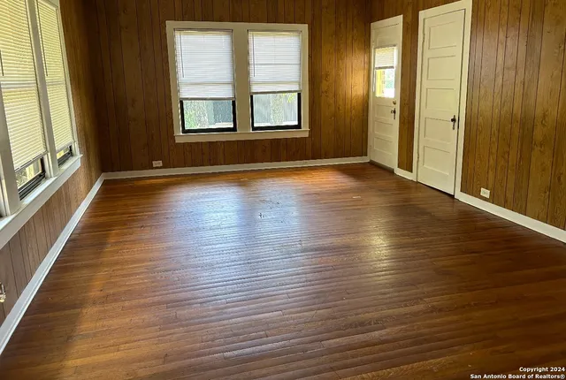 $1,495 | 816 South Austin Street, Seguin, TX 78155