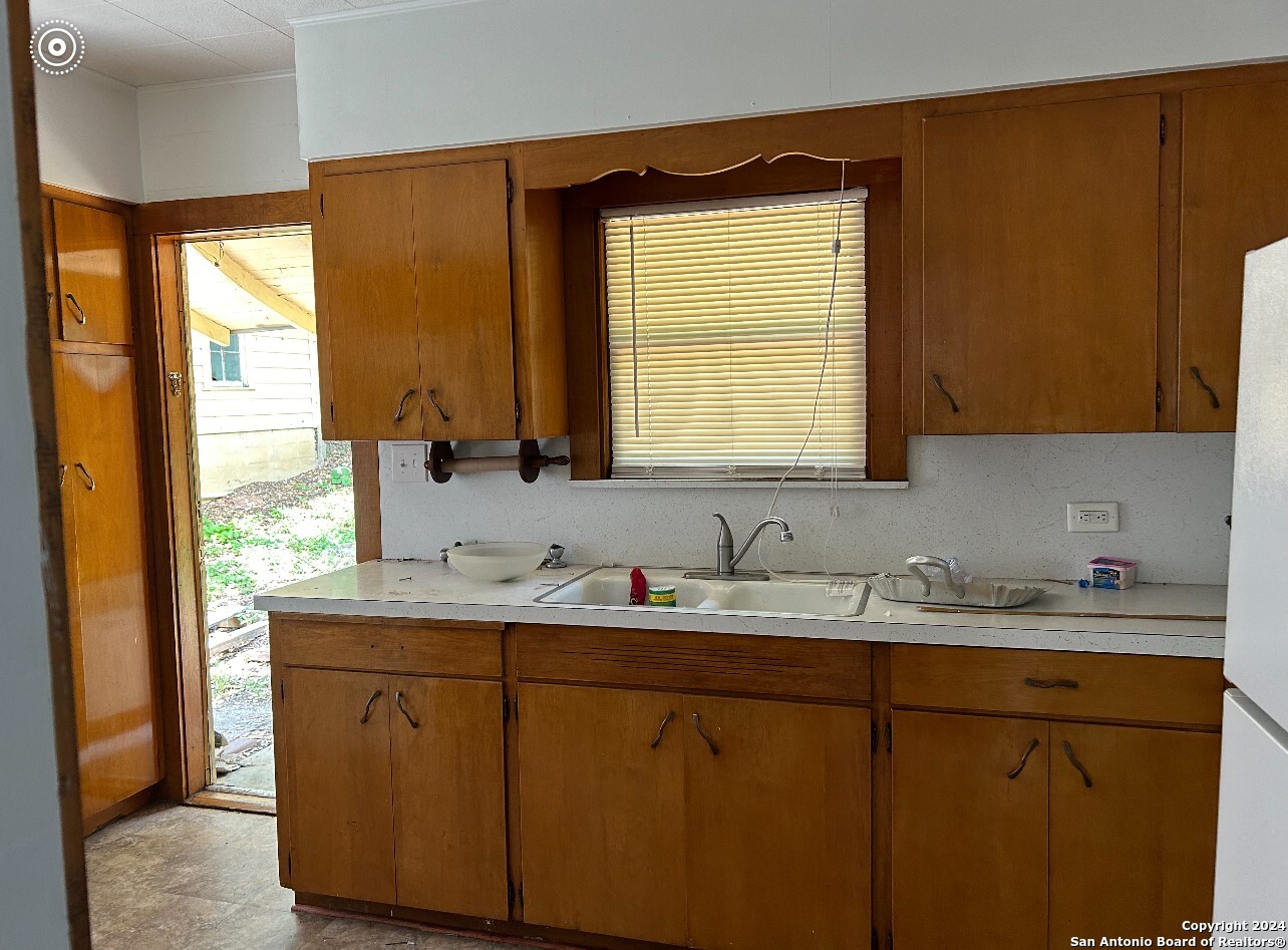 816 South Austin Street Seguin, TX 78155 - Photo 7 of 19