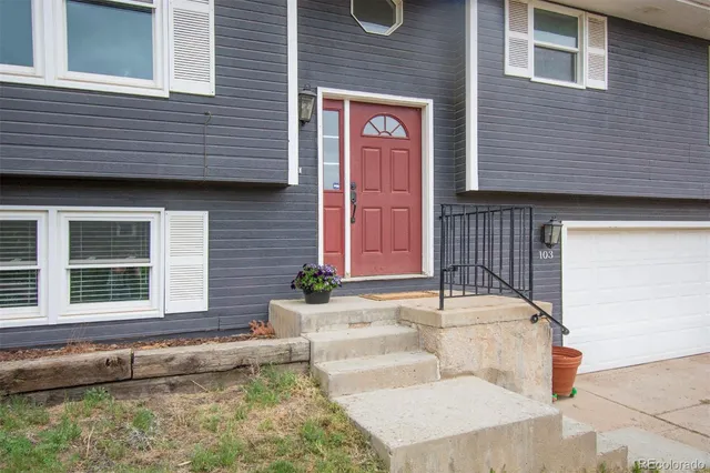 a view of house with a yard