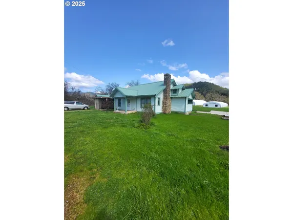 a view of a house with a backyard