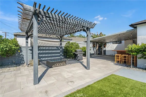 a view of entryway with a yard