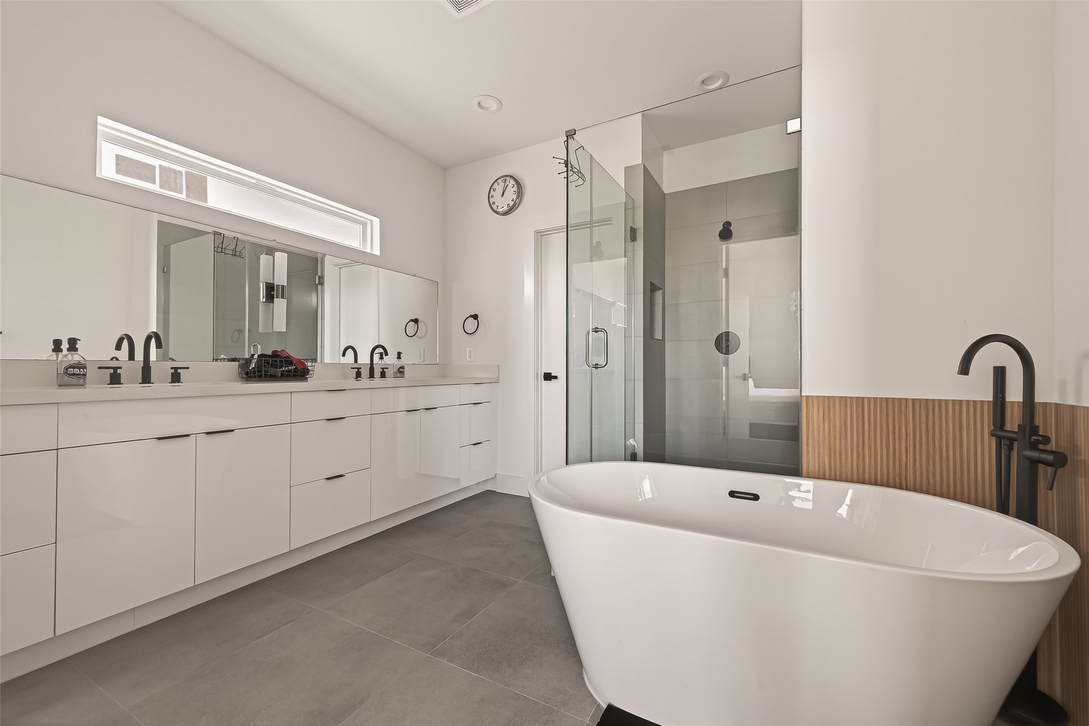 3402 Luca Street Houston, TX 77021 - Photo 27 of 36 a spacious bathroom with a tub a sink and mirror