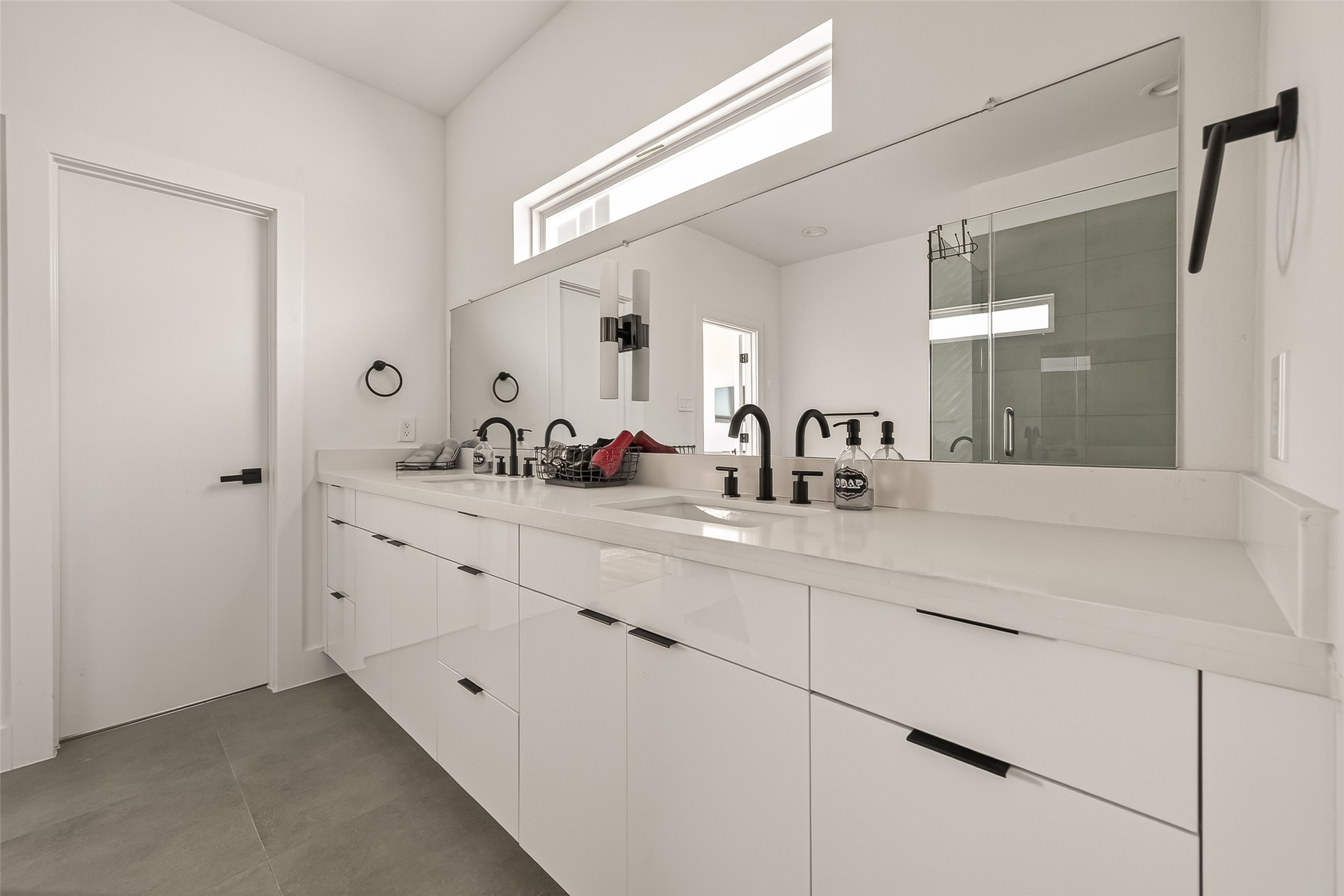 3402 Luca Street Houston, TX 77021 - Photo 31 of 36 a bathroom with a double vanity sink and mirror