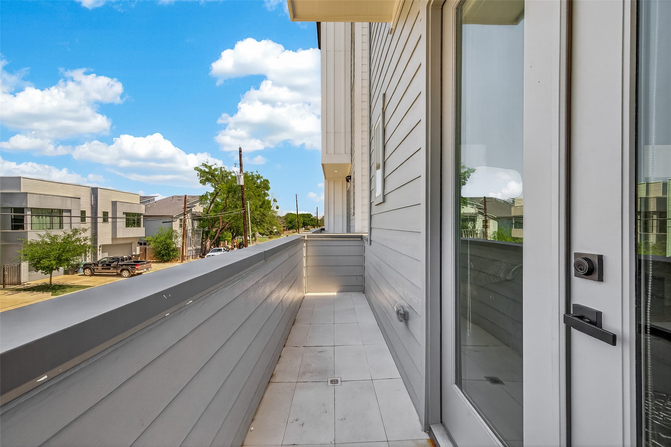 3402 Luca Street Houston, TX 77021 - Photo 33 of 36 a view of a city from a hallway