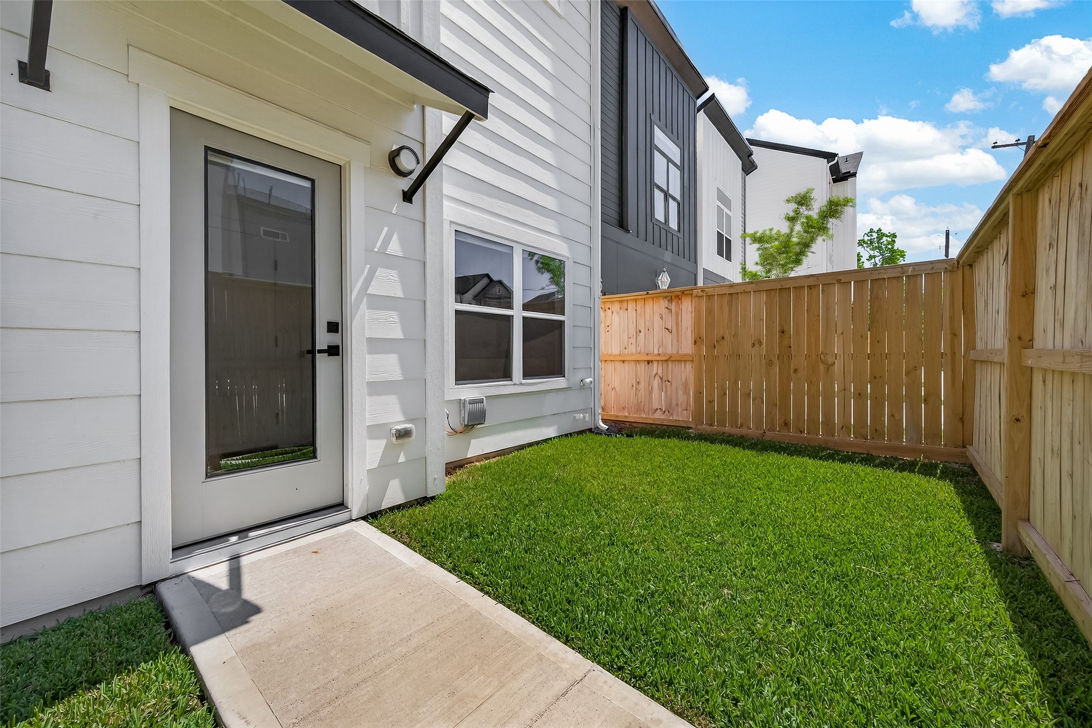3402 Luca Street Houston, TX 77021 - Photo 34 of 36 a view of a back yard of the house