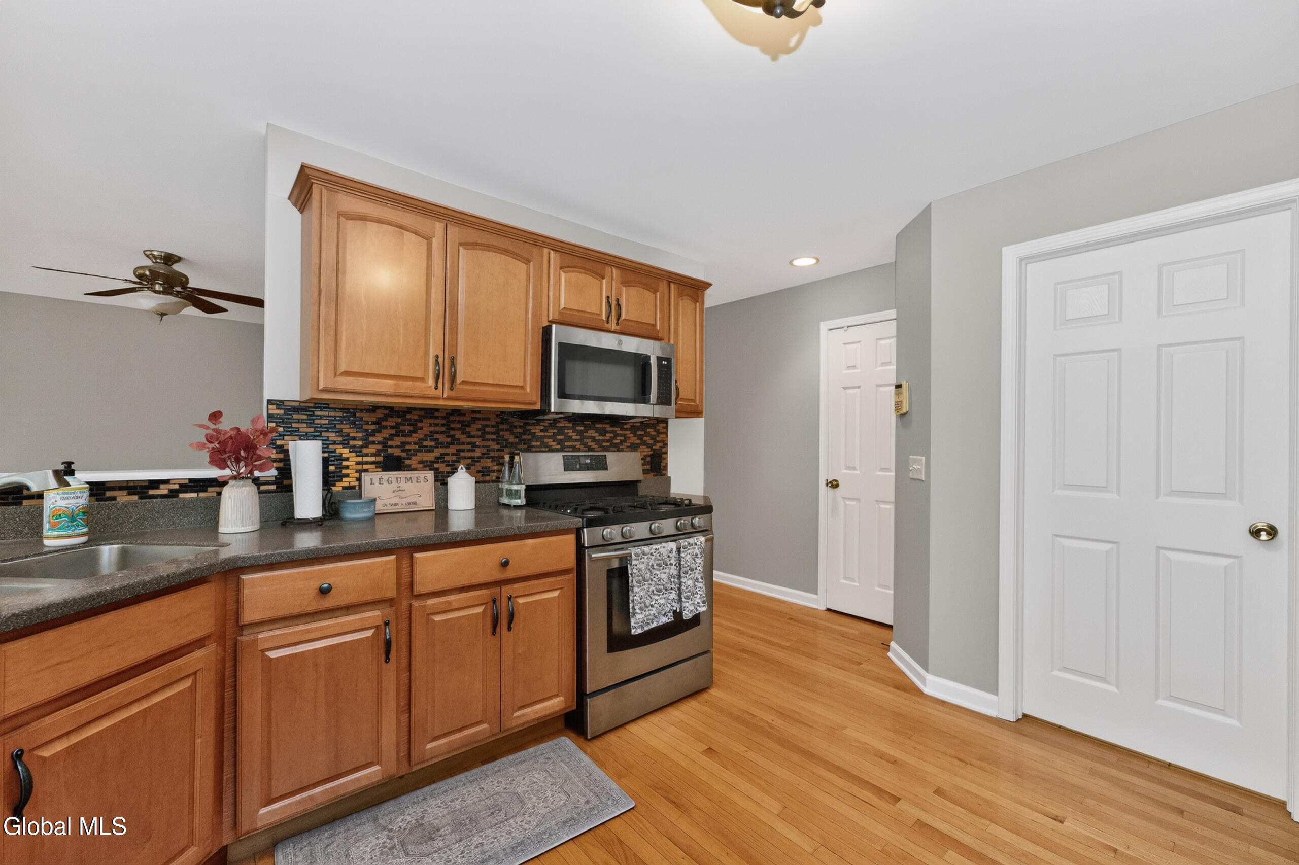 4303 Consaul Road Niskayuna, NY 12304 - Photo 11 of 35 New Stainless Steel Microwave