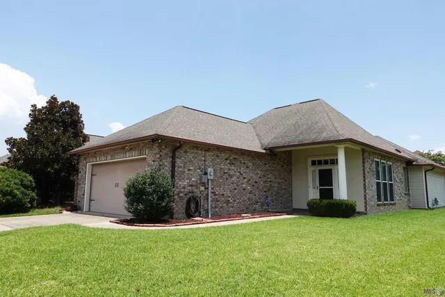 $285,000 | 902 Woodhue Drive, St. George, LA 70810