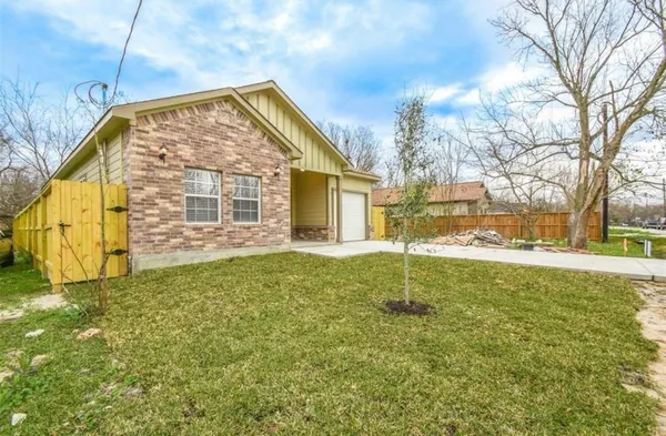 a view of an house with backyard