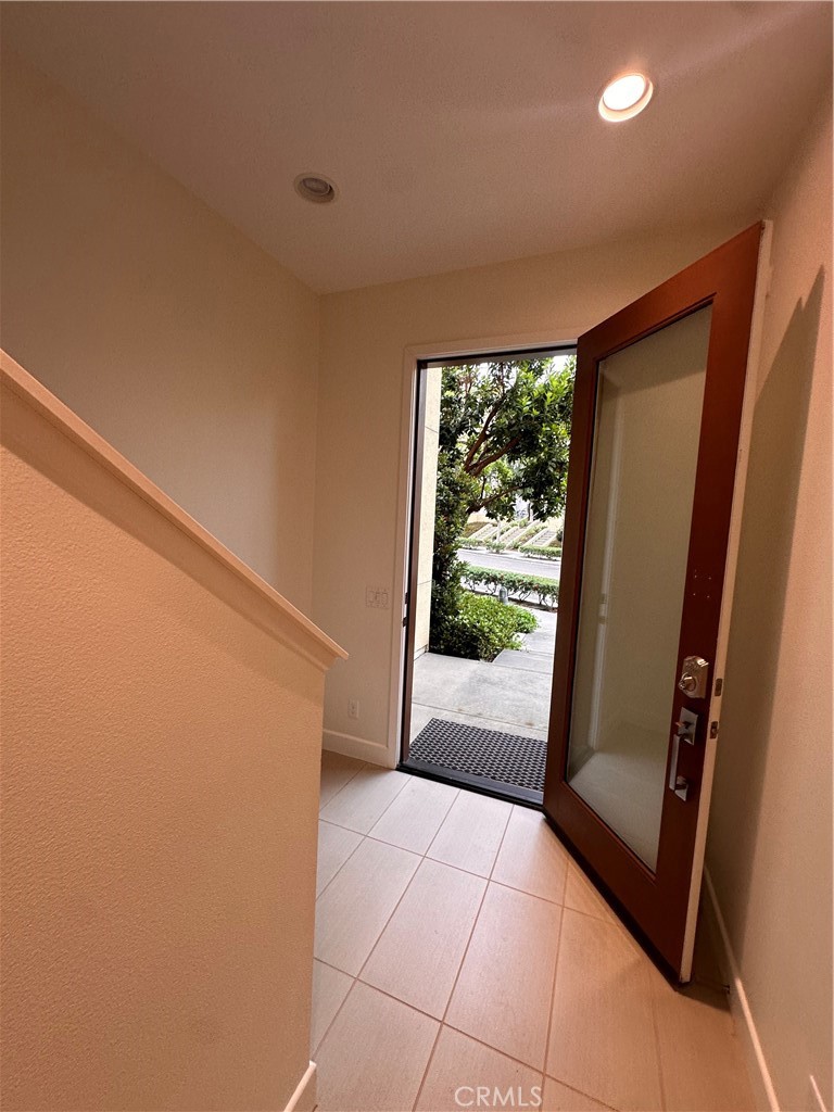 27 Soho Irvine, CA 92612 - Photo 36 of 69 a view of hallway with window