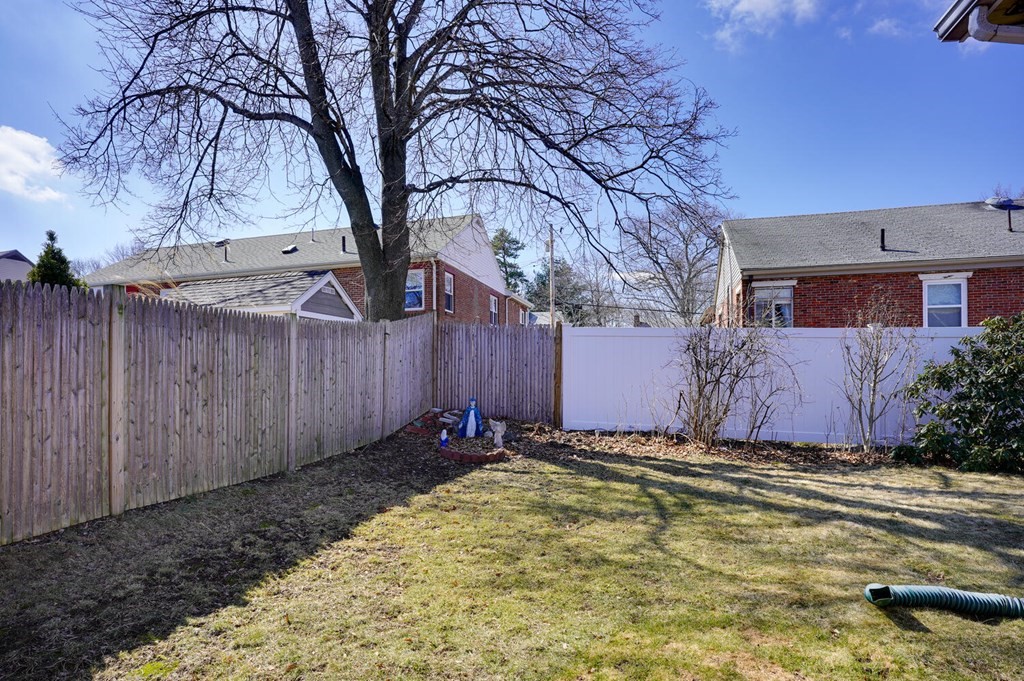24 Arnold Road Stoneham, MA 02180 - Photo 6 of 35 Gallery Image 6