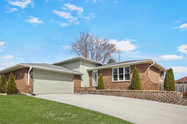 $359,000 | 2938 East Shagbark Trail, Crete, IL 60417