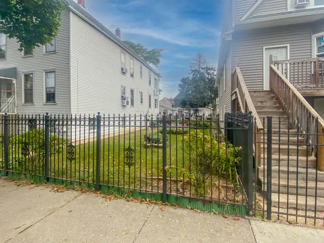 a view of a back yard