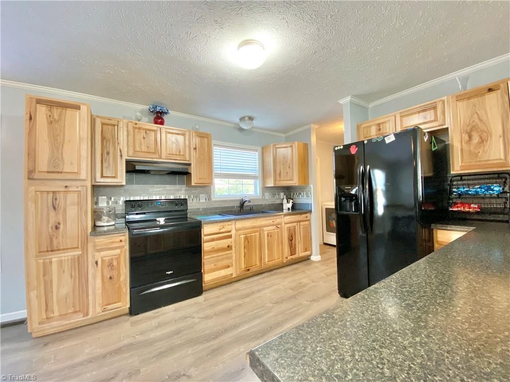 593 Gladstone Road Mocksville, NC 27028 - Photo 9 of 34 Kitchen open bar area