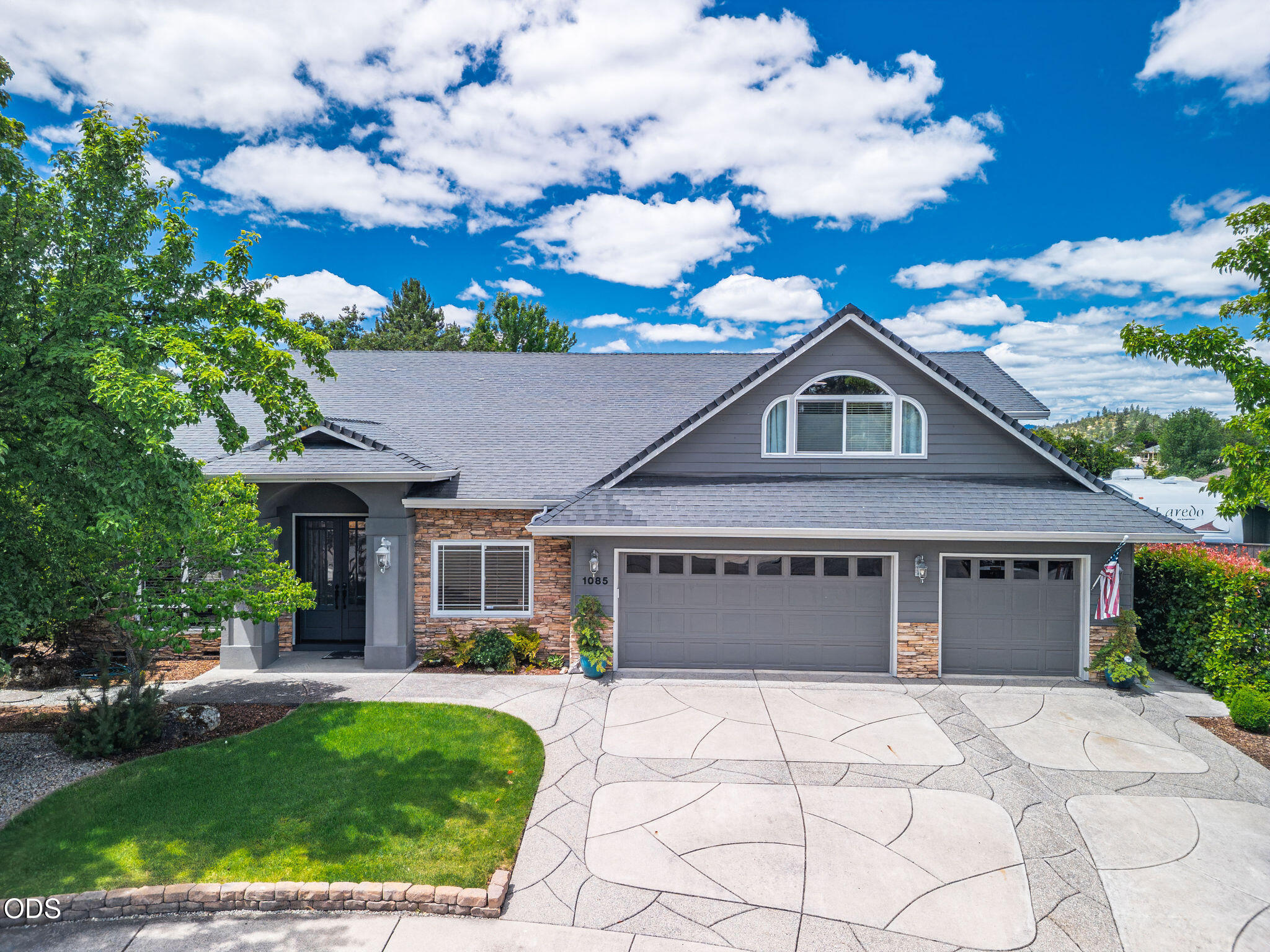 1085 Oak Grove Court Eagle Point, OR 97524 - Photo 2 of 70