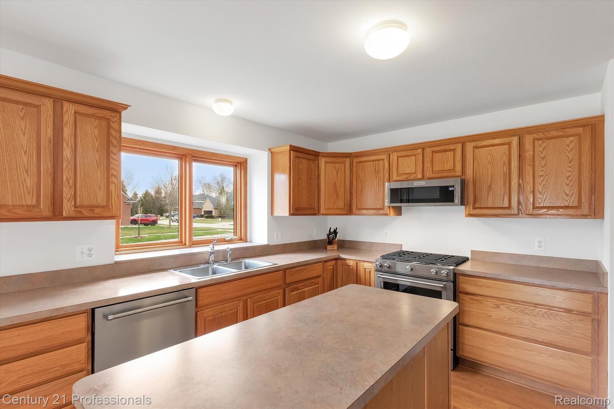 1571 Nadine Rochester, MI 48307 - Photo 14 of 50 16-1571-Nadine-WindowStill-Real-Estate-Photography-17.jpg