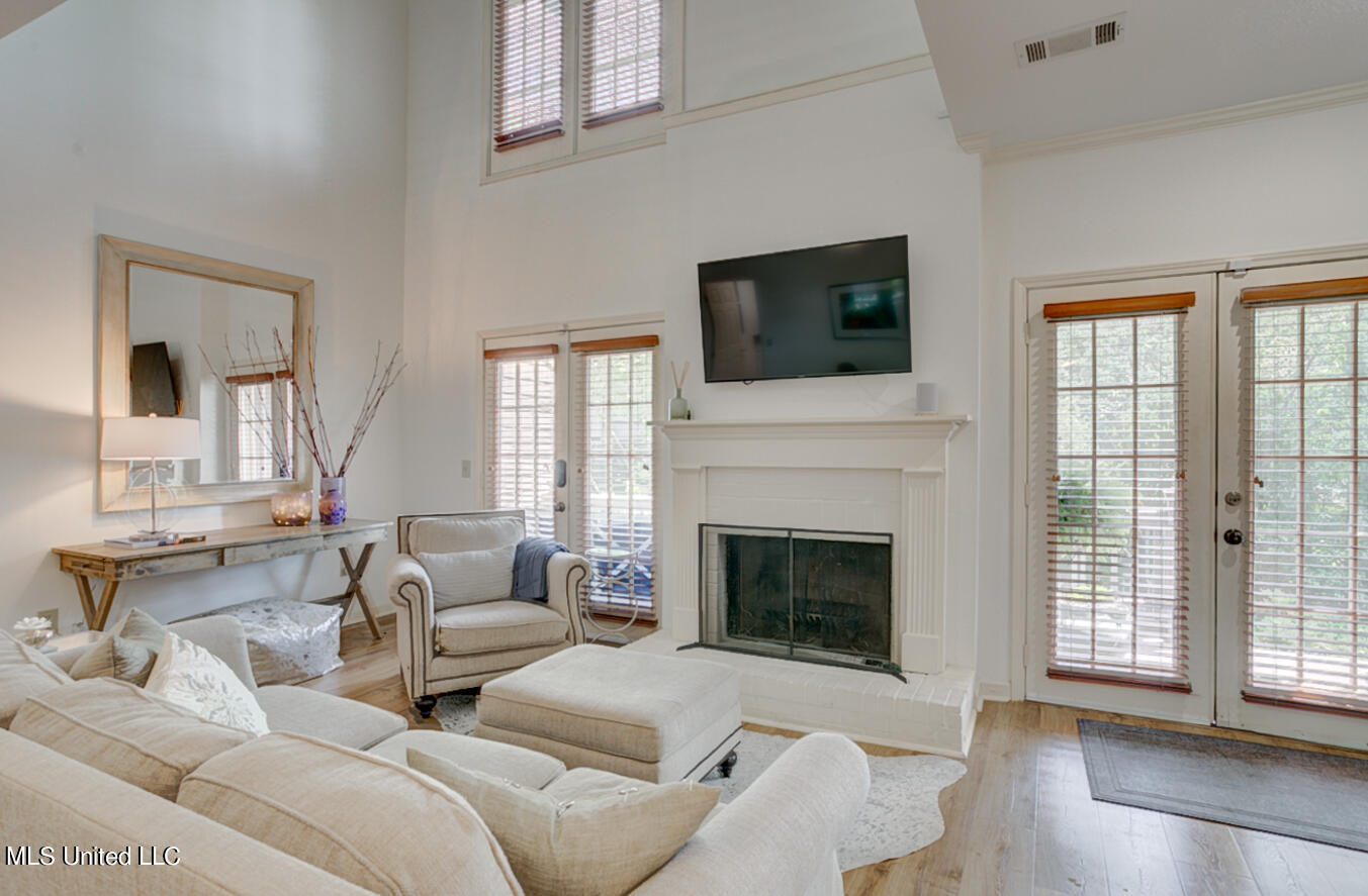 1330 Roxbury living area