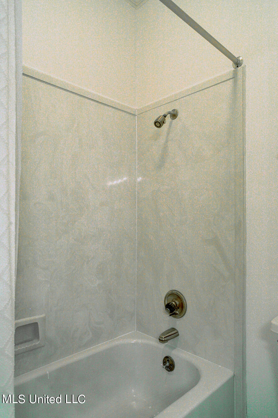 1330 Roxbury Court Jackson, MS 39211 - Photo 15 of 45 Second floor bathroom