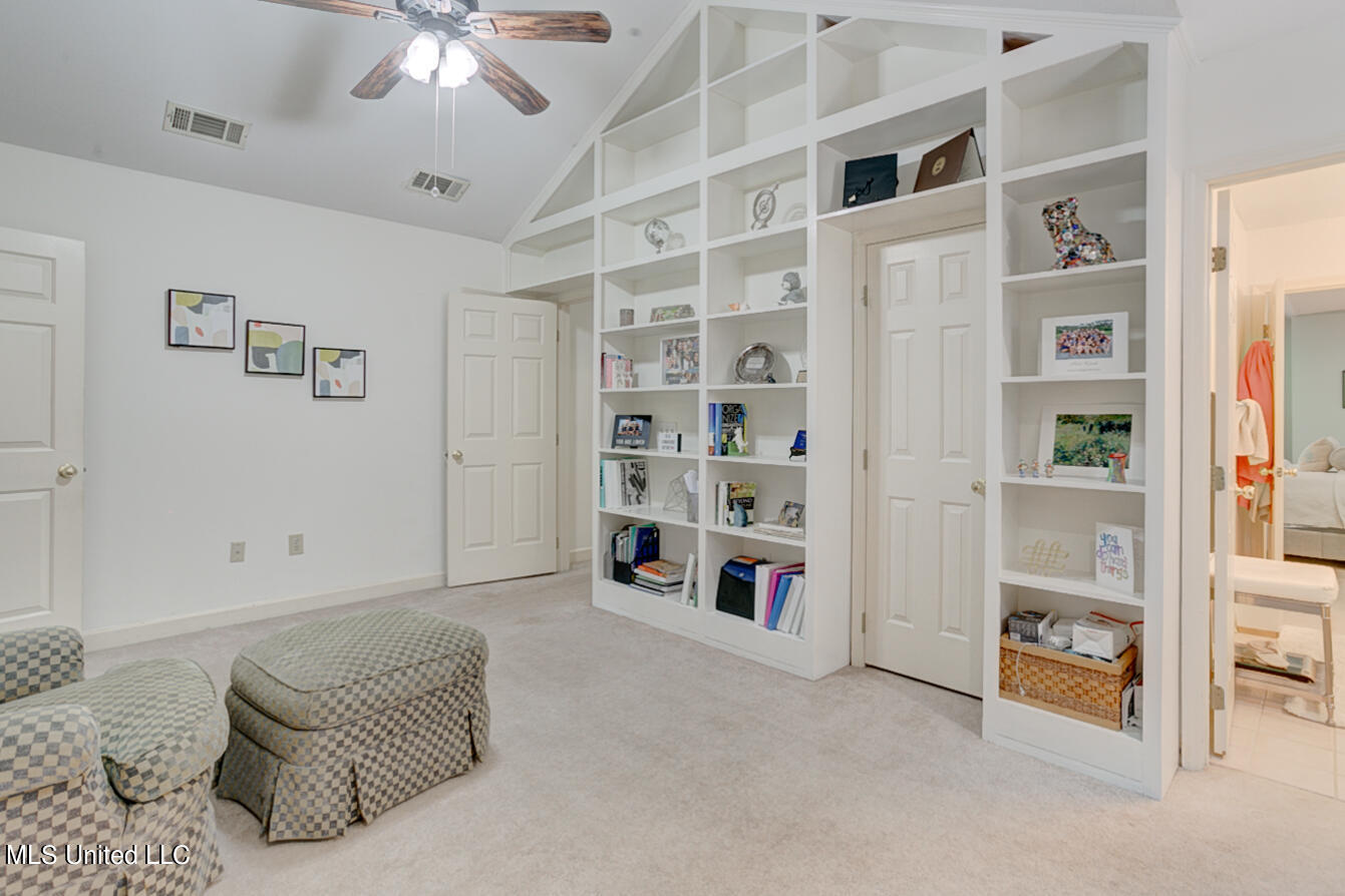 1330 Roxbury Court Jackson, MS 39211 - Photo 18 of 45 Bookshelves