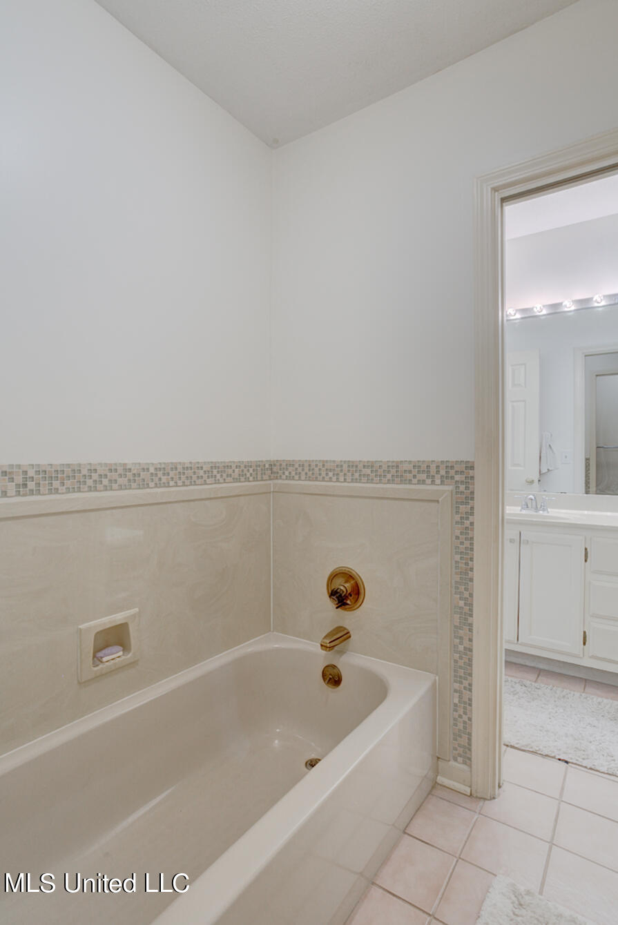 1330 Roxbury Court Jackson, MS 39211 - Photo 25 of 45 Primary bath with tub