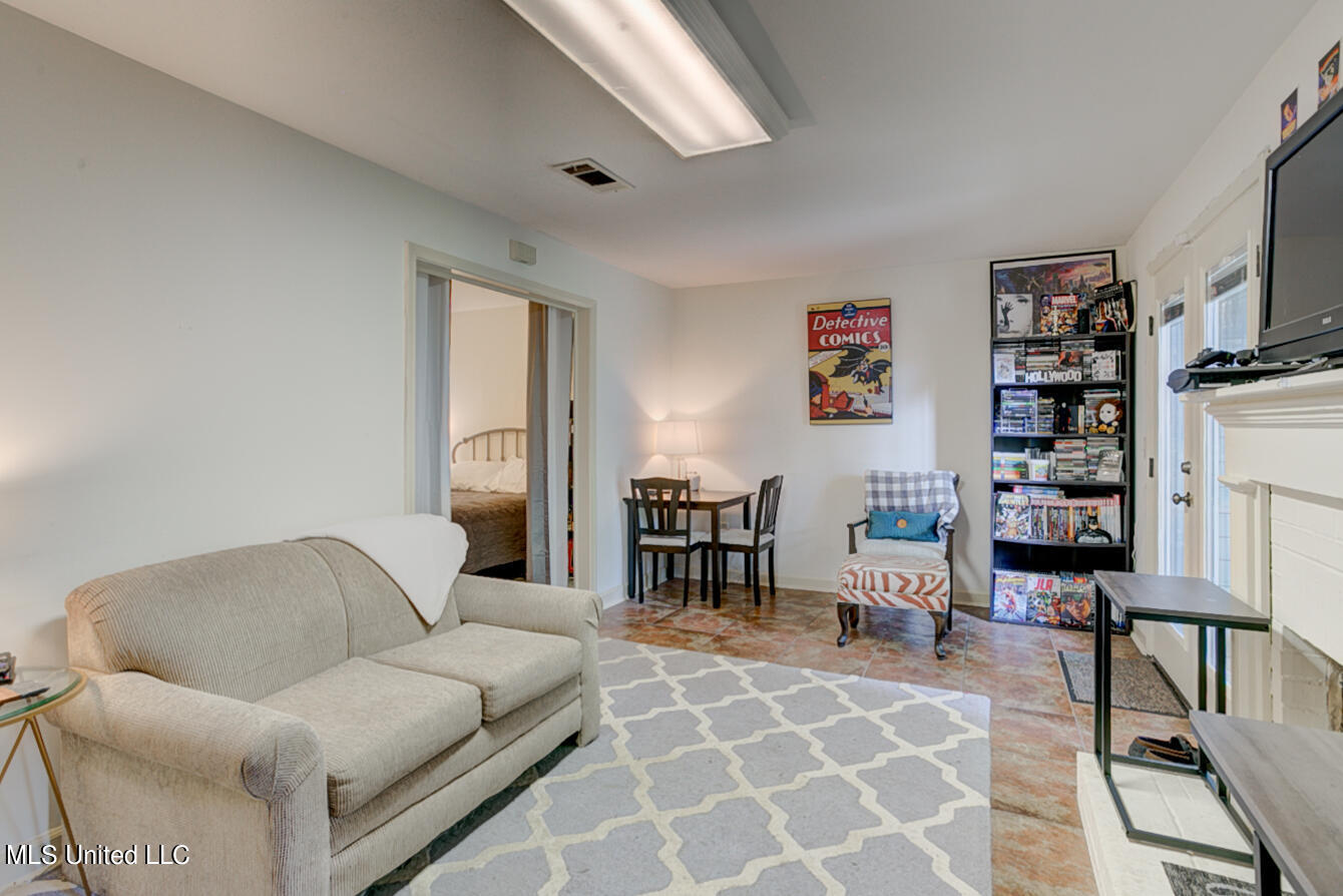 1330 Roxbury Court Jackson, MS 39211 - Photo 27 of 45 First floor apartment living area