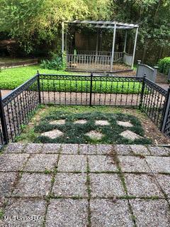 1330 Roxbury Court Jackson, MS 39211 - Photo 40 of 45 Bottom level apartment courtyard