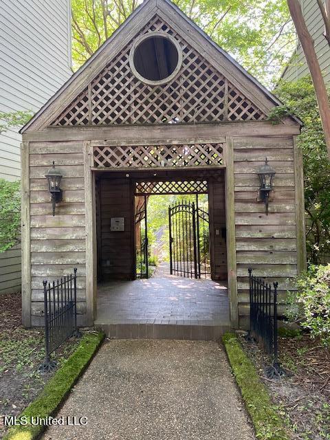 1330 Roxbury Court Jackson, MS 39211 - Photo 43 of 45 Visitor entrance