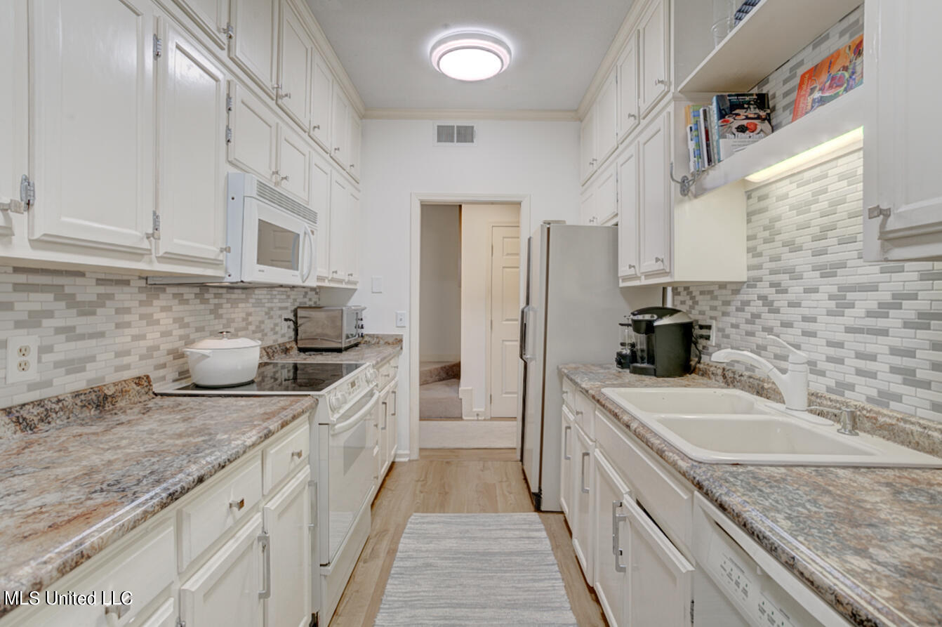 1330 Roxbury Court Jackson, MS 39211 - Photo 5 of 45 Long galley kitchen