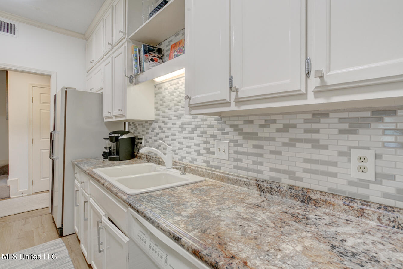1330 Roxbury Court Jackson, MS 39211 - Photo 6 of 45 New backsplash
