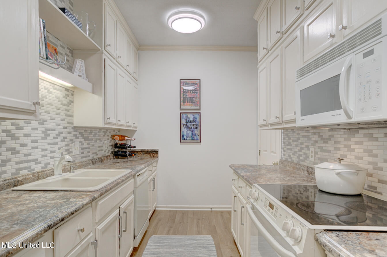 1330 Roxbury Court Jackson, MS 39211 - Photo 8 of 45 Kitchen