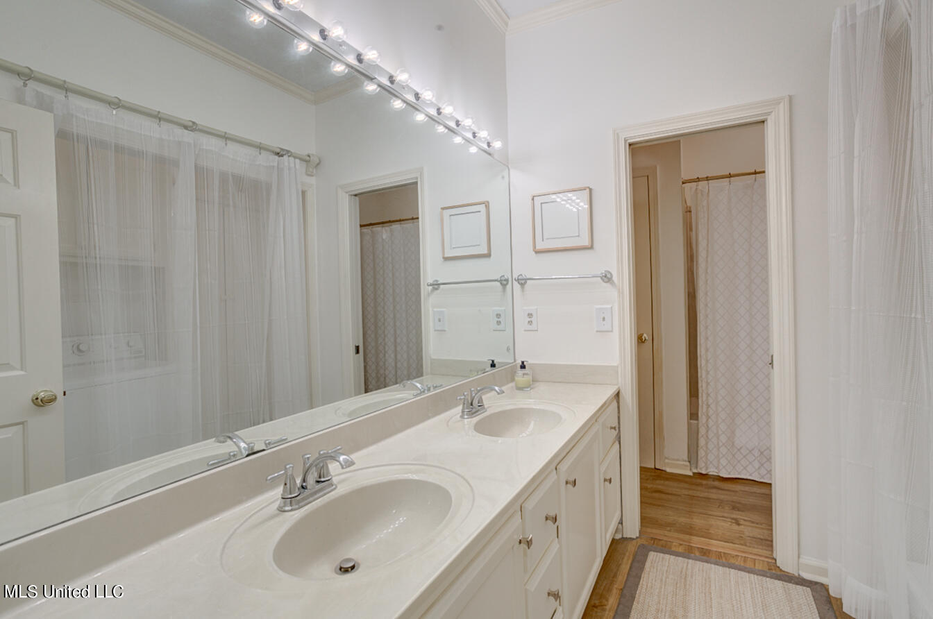 1330 Roxbury Court Jackson, MS 39211 - Photo 10 of 45 Second-floor bathroom