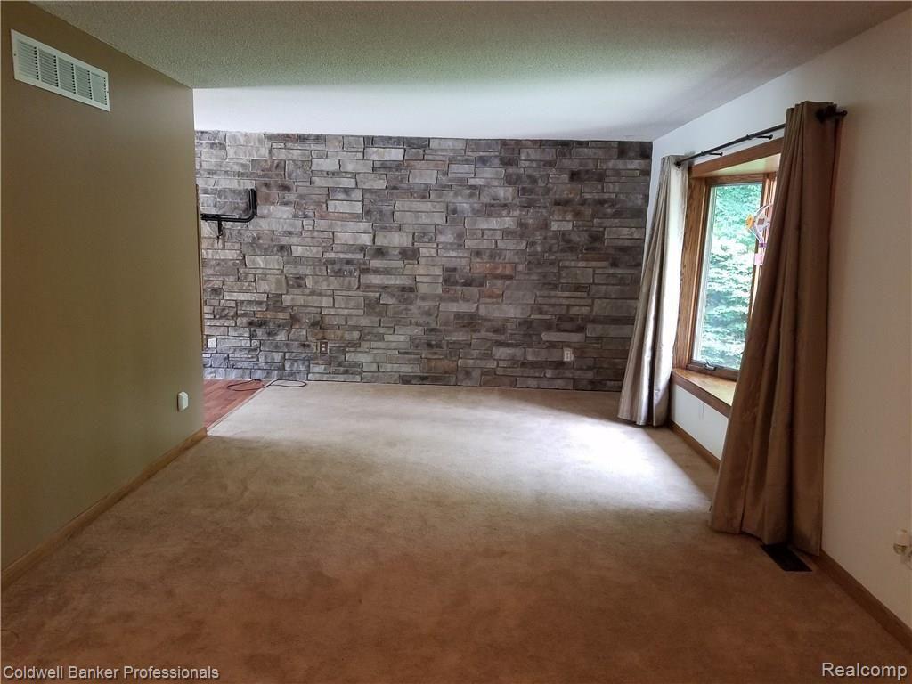 383 Henderson Road Howell, MI 48855 - Photo 28 of 41 2017-06-03 14.07
