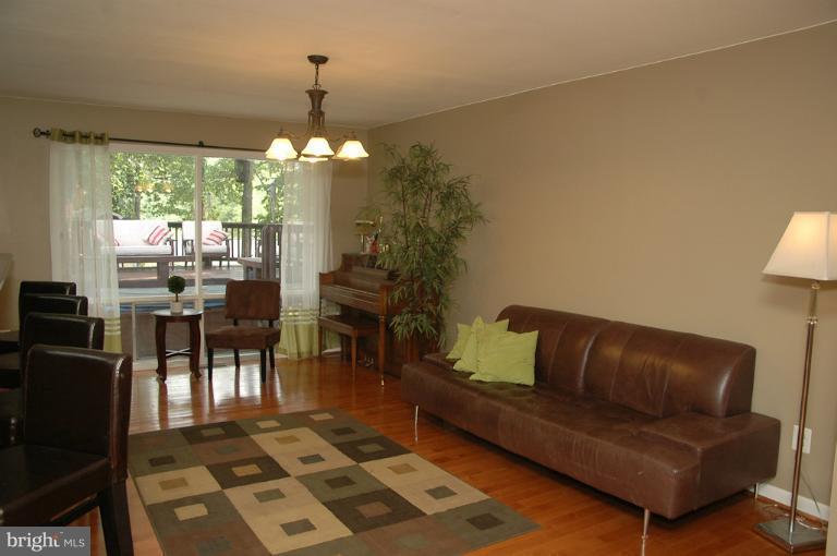 6429 Northanna Drive Springfield, VA 22150 - Photo 9 of 22 Living Room