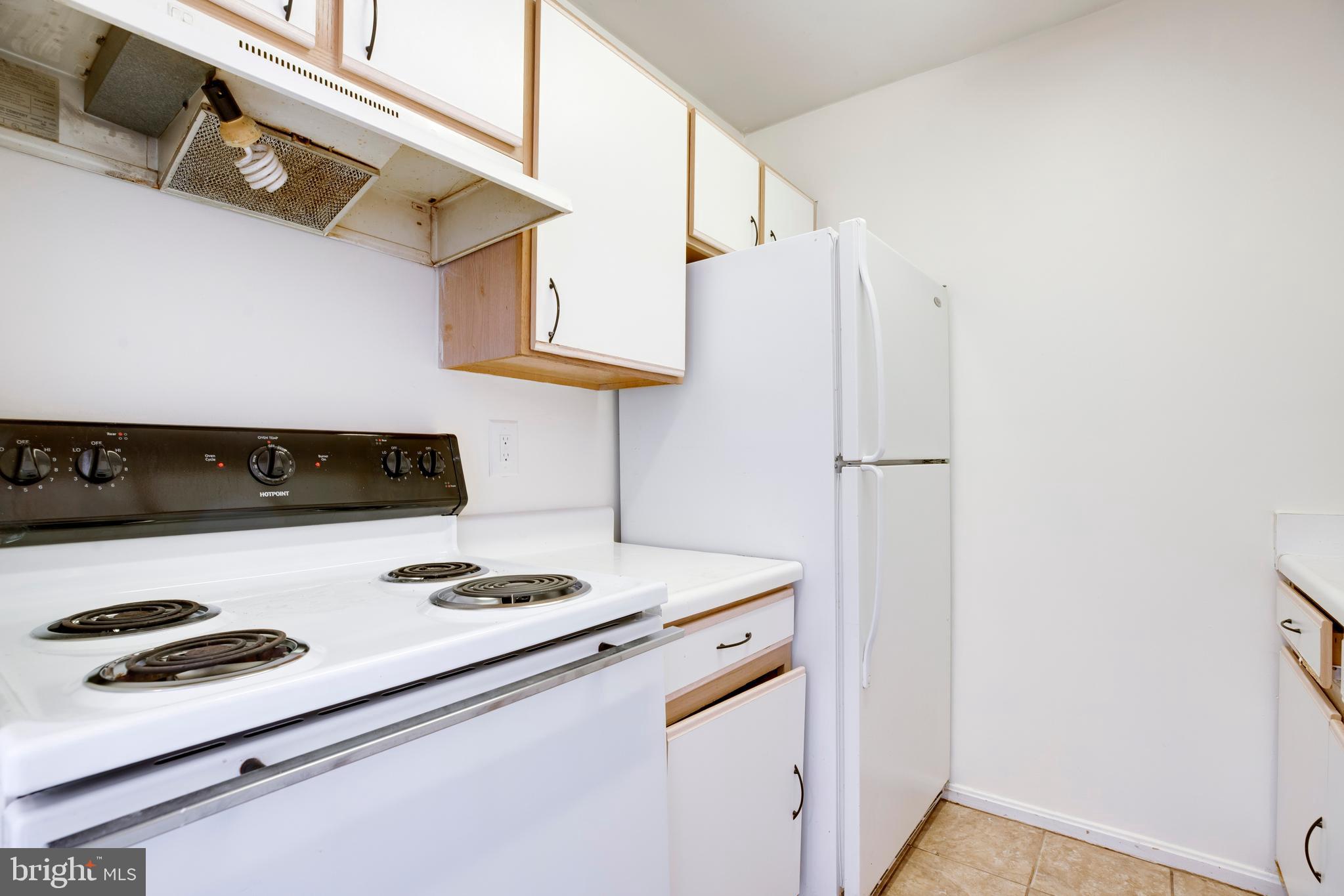 40 Smokewood Court, Unit 40200 Stafford, VA 22554 - Photo 8 of 26 a kitchen with a refrigerator and a stove