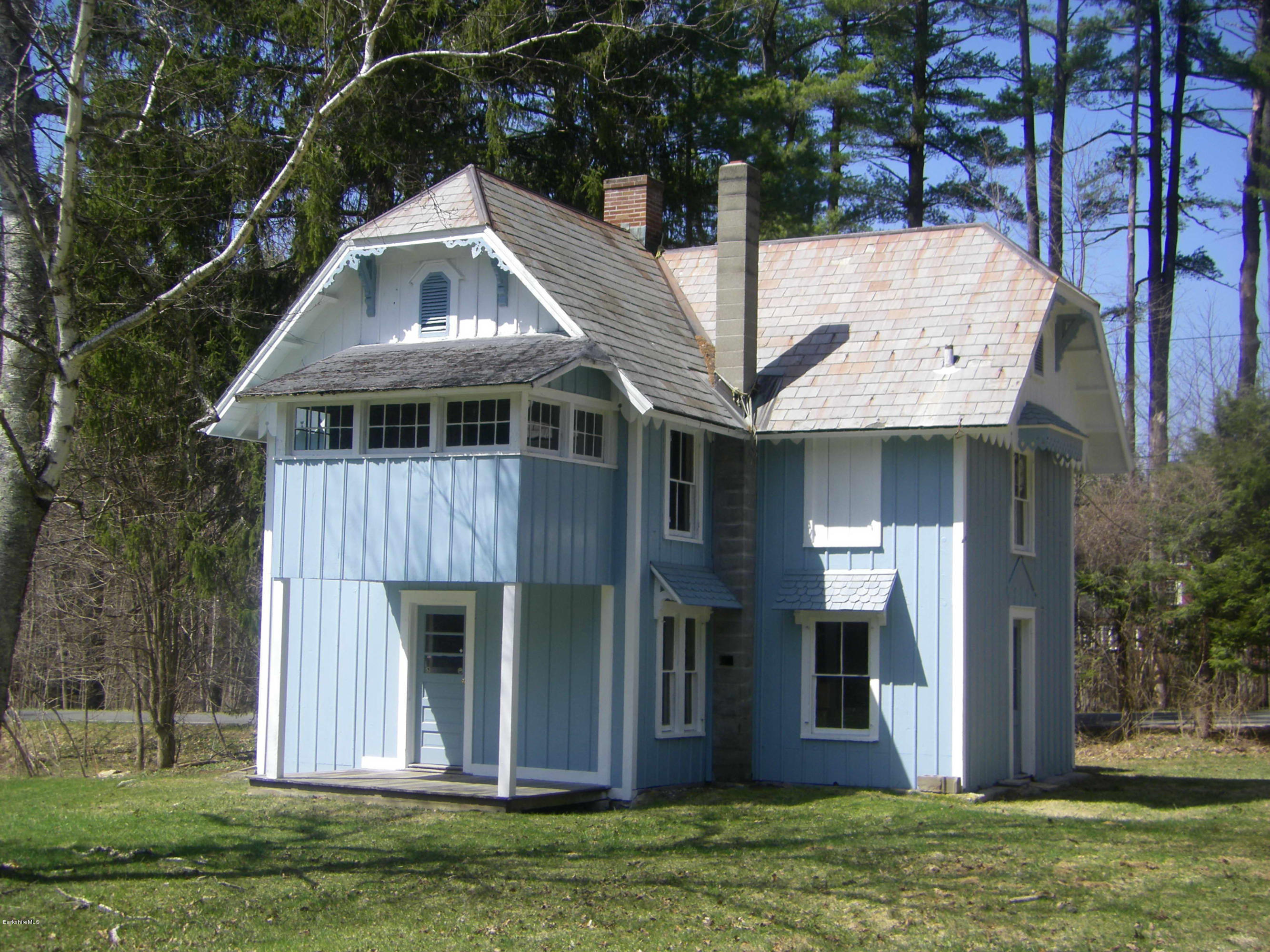 3 Glendale Middle Road Stockbridge, MA 01262 - Photo 3 of 5 a front view of a house with garden