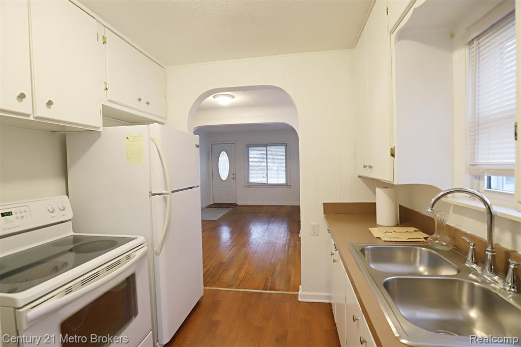 2074 Center Road Burton, MI 48509 - Photo 7 of 20 Gallery Image 7