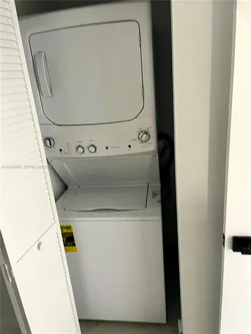 a view of entryway with window