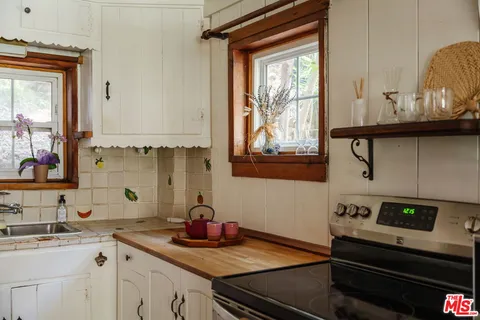$1,100,000 | 437 Short Trail, Topanga, CA 90290
