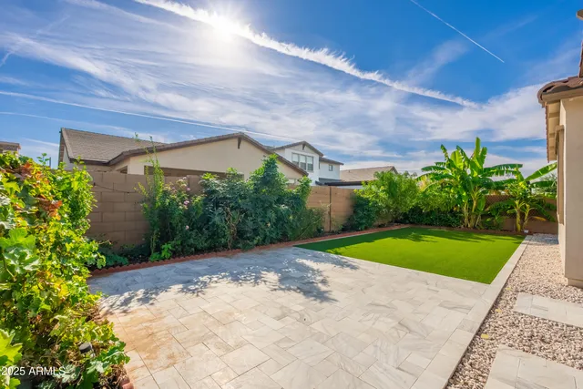 a view of a backyard