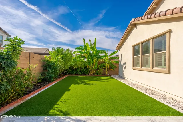 a view of back yard of the house