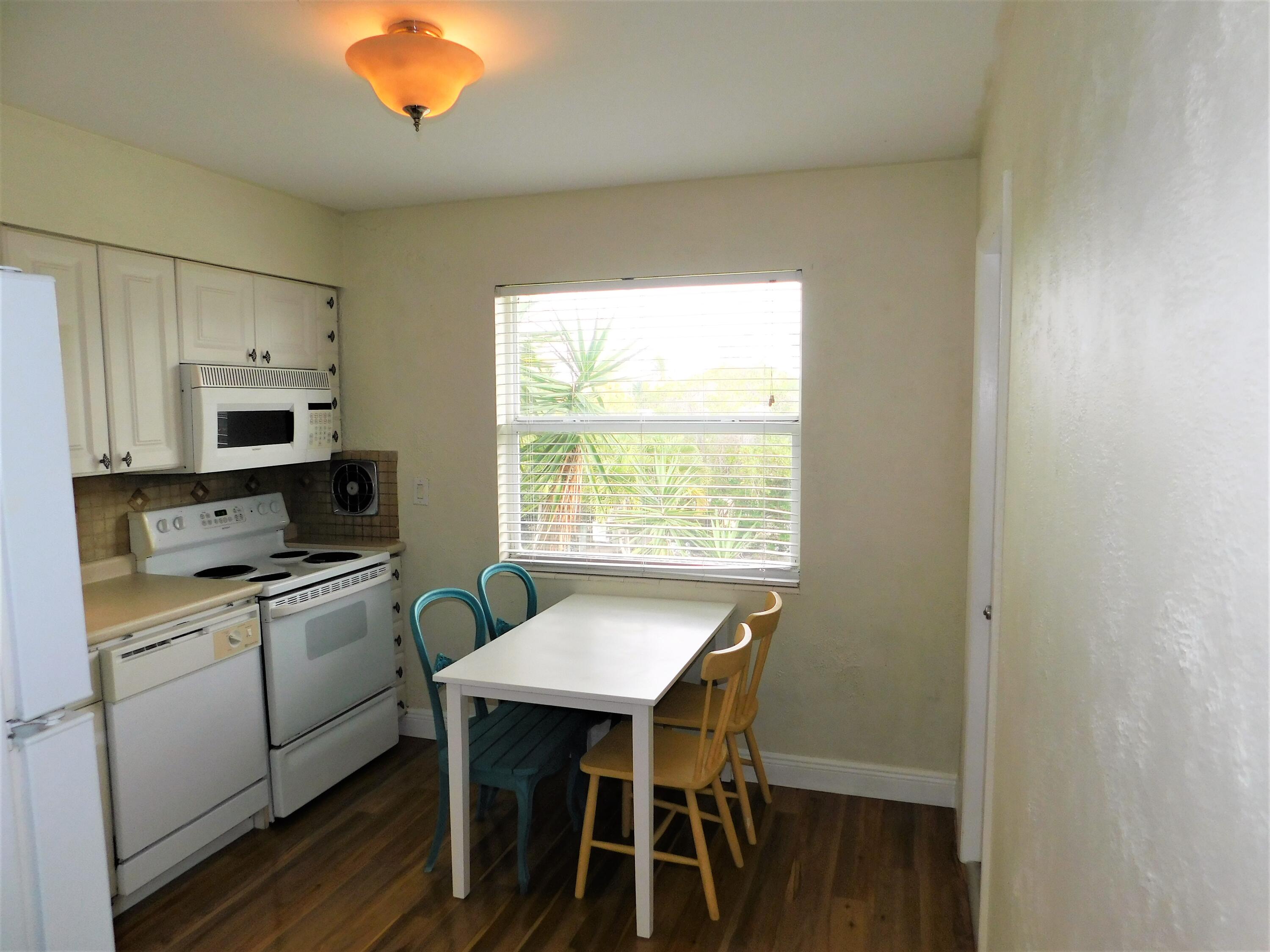 737 Hummingbird Way, Unit 15 North Palm Beach, FL 33408 - Photo 5 of 16 Kitchen