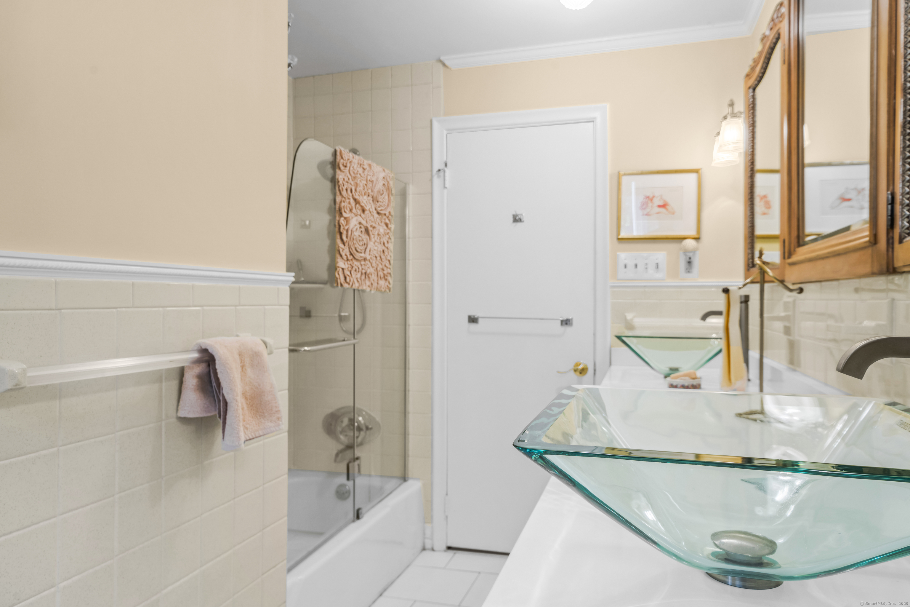 92 Kenmore Road Bloomfield, CT 06002 - Photo 17 of 38 a bathroom with a sink and mirror