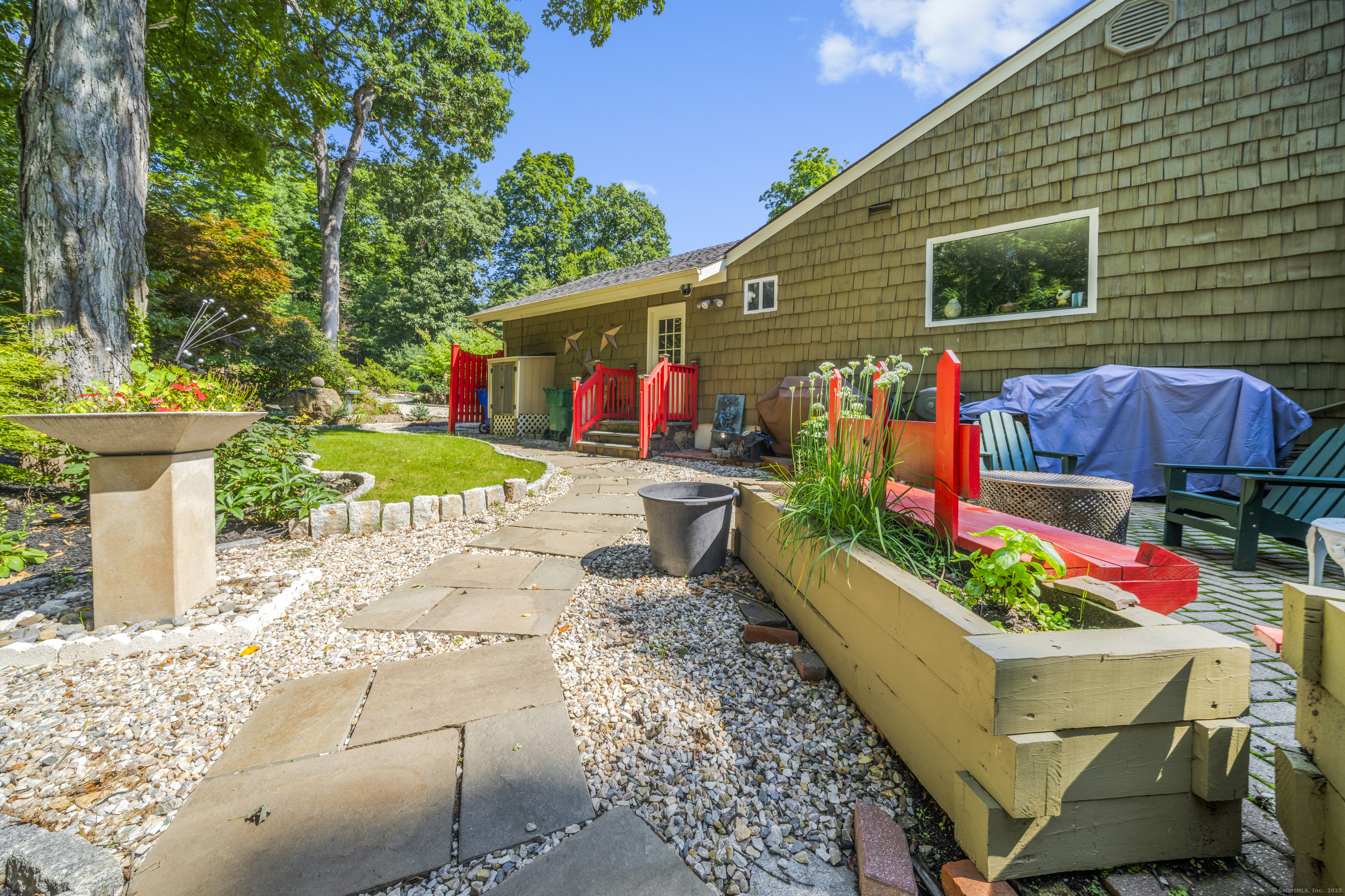 92 Kenmore Road Bloomfield, CT 06002 - Photo 29 of 38 a front view of a house with garden
