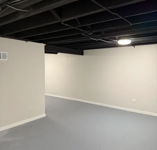 $249,000 | 685 Old Indian Trail, Aurora, IL 60506