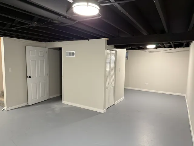 $249,000 | 685 Old Indian Trail, Aurora, IL 60506