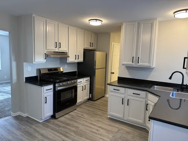 $249,000 | 685 Old Indian Trail, Aurora, IL 60506