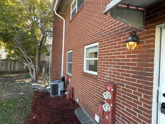 $249,000 | 685 Old Indian Trail, Aurora, IL 60506