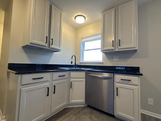 $249,000 | 685 Old Indian Trail, Aurora, IL 60506