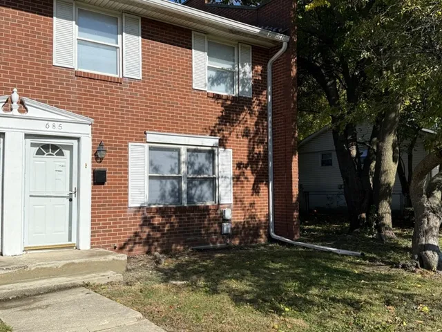 $249,000 | 685 Old Indian Trail, Aurora, IL 60506