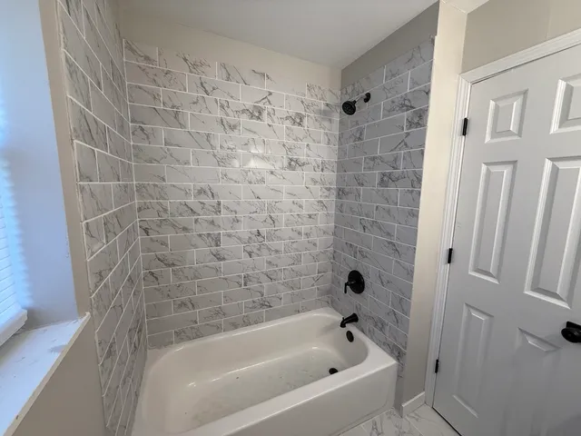 $249,000 | 685 Old Indian Trail, Aurora, IL 60506